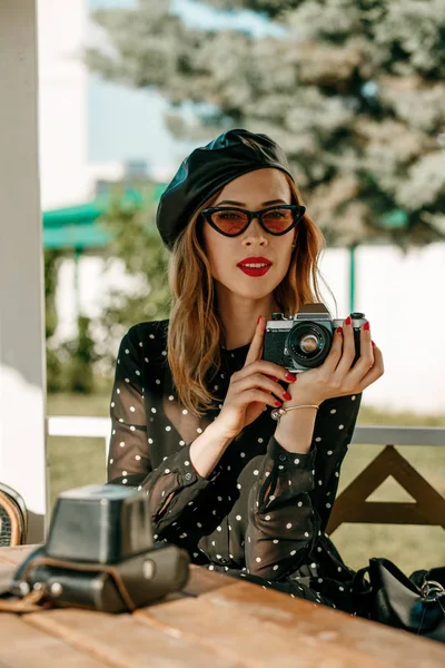 Junge Schöne Frau Einem Vintage Tupfen Kleid Bei Einem Fotoshooting — Stockfoto