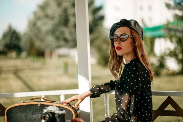 Junge Schöne Frau Einem Vintage Tupfen Kleid Bei Einem Fotoshooting — Stockfoto