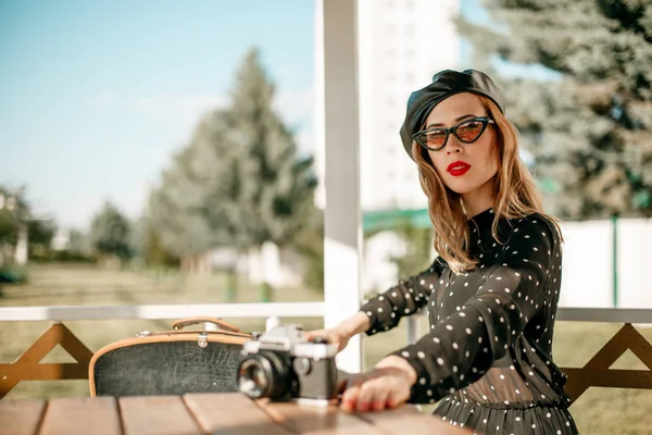 Junge Schöne Frau Einem Vintage Tupfen Kleid Bei Einem Fotoshooting — Stockfoto