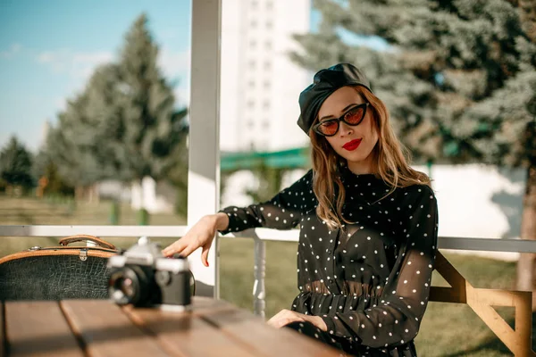 Joven Hermosa Mujer Vestido Lunares Vintage Una Sesión Fotos Estilo — Foto de Stock