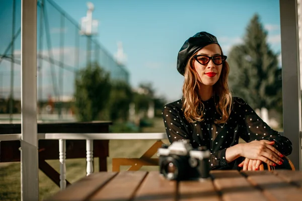 Jovem Mulher Bonita Vestido Vintage Polka Dot Uma Sessão Fotos — Fotografia de Stock