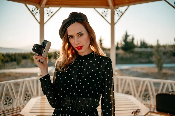 Wanita Cantik Muda Dalam Gaun Polka Dot Vintage Dalam Pemotretan — Stok Foto