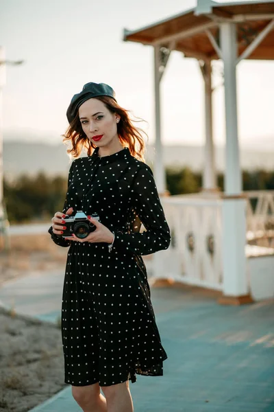 Jovem Mulher Bonita Vestido Vintage Polka Dot Uma Sessão Fotos — Fotografia de Stock