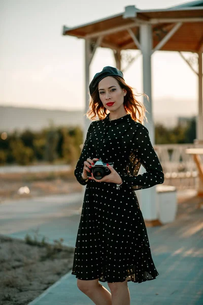 Jeune Belle Femme Dans Une Robe Vintage Pois Dans Une — Photo