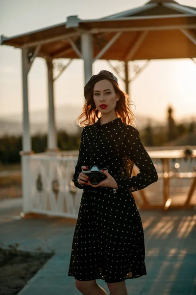 Joven Hermosa Mujer Vestido Lunares Vintage Una Sesión Fotos Estilo — Foto de Stock