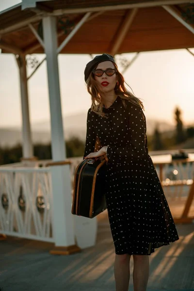 Mooie Jongedame Een Vintage Polka Dot Jurk Een Retro Stijl — Stockfoto