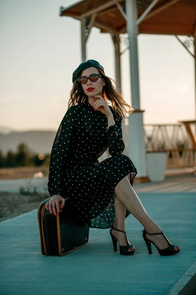 Junge Schöne Frau Einem Vintage Tupfen Kleid Bei Einem Fotoshooting — Stockfoto