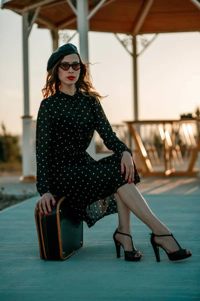 Jeune Belle Femme Dans Une Robe Vintage Pois Dans Une — Photo