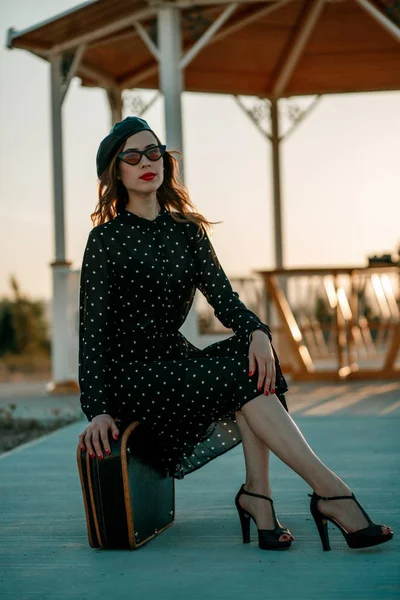 Jovem Mulher Bonita Vestido Vintage Polka Dot Uma Sessão Fotos — Fotografia de Stock