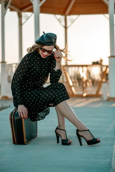 Mooie Jongedame Een Vintage Polka Dot Jurk Een Retro Stijl — Stockfoto