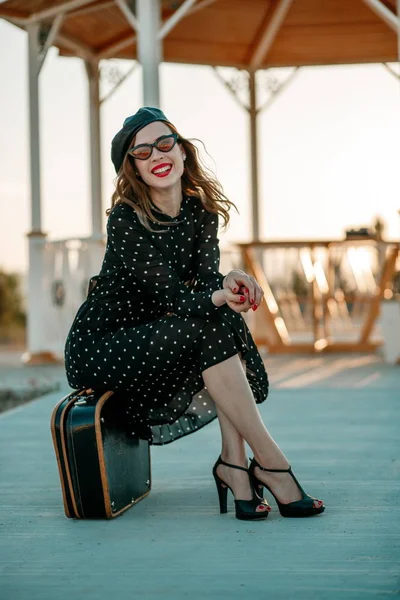 Jovem Mulher Bonita Vestido Vintage Polka Dot Uma Sessão Fotos — Fotografia de Stock