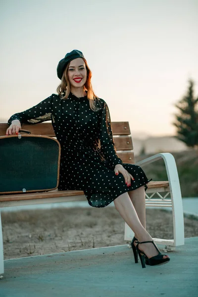 Jovem Mulher Bonita Vestido Vintage Polka Dot Uma Sessão Fotos — Fotografia de Stock