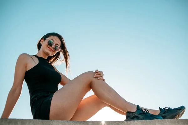 Menina Bonita Nova Shorts Pretos Top Posando Telhado Pôr Sol — Fotografia de Stock