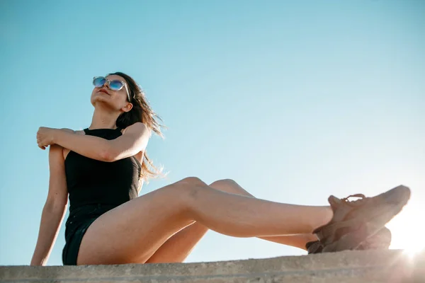 Menina Bonita Nova Shorts Pretos Top Posando Telhado Pôr Sol — Fotografia de Stock