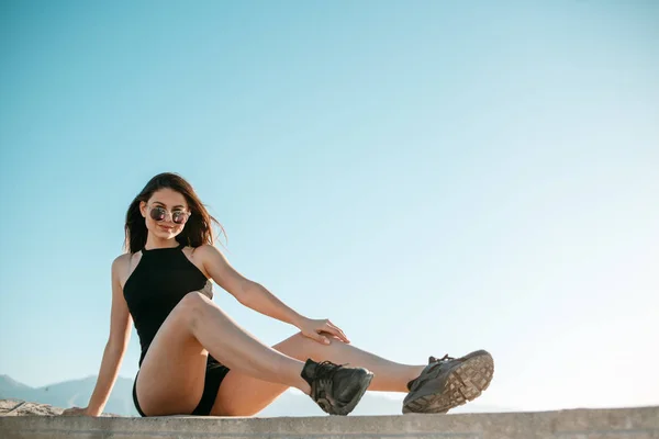 Menina Bonita Nova Shorts Pretos Top Posando Telhado Pôr Sol — Fotografia de Stock