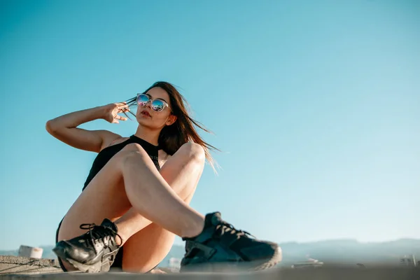 Junges Schönes Mädchen Schwarzen Shorts Und Top Posiert Bei Sonnenuntergang — Stockfoto