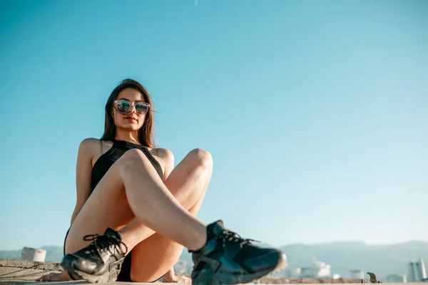 Menina Bonita Nova Shorts Pretos Top Posando Telhado Pôr Sol — Fotografia de Stock