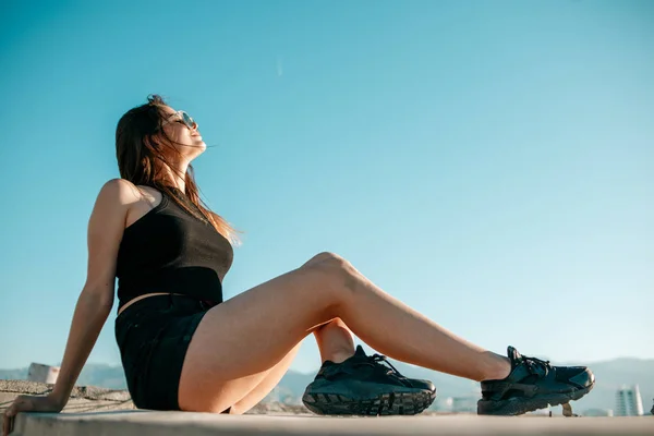 Junges Schönes Mädchen Schwarzen Shorts Und Top Posiert Bei Sonnenuntergang — Stockfoto