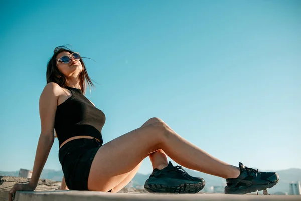 Menina Bonita Nova Shorts Pretos Top Posando Telhado Pôr Sol — Fotografia de Stock