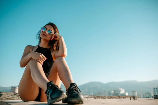 Menina Bonita Nova Shorts Pretos Top Posando Telhado Pôr Sol — Fotografia de Stock