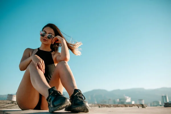 Menina Bonita Nova Shorts Pretos Top Posando Telhado Pôr Sol — Fotografia de Stock