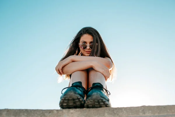 Menina Bonita Nova Shorts Pretos Top Posando Telhado Pôr Sol — Fotografia de Stock