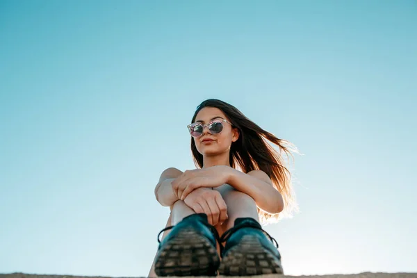 Menina Bonita Nova Shorts Pretos Top Posando Telhado Pôr Sol — Fotografia de Stock