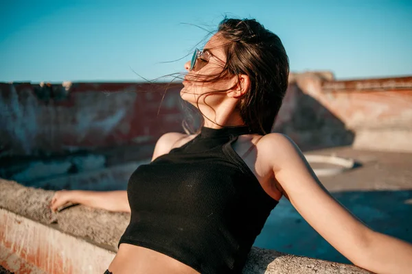 Menina Bonita Nova Shorts Pretos Top Posando Telhado Pôr Sol — Fotografia de Stock