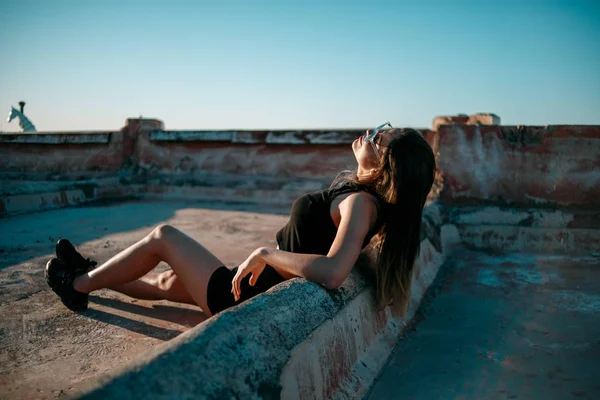 Menina Bonita Nova Shorts Pretos Top Posando Telhado Pôr Sol — Fotografia de Stock