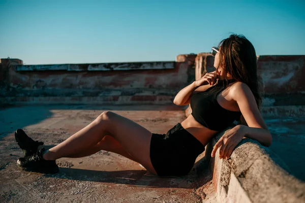 Menina Bonita Nova Shorts Pretos Top Posando Telhado Pôr Sol — Fotografia de Stock