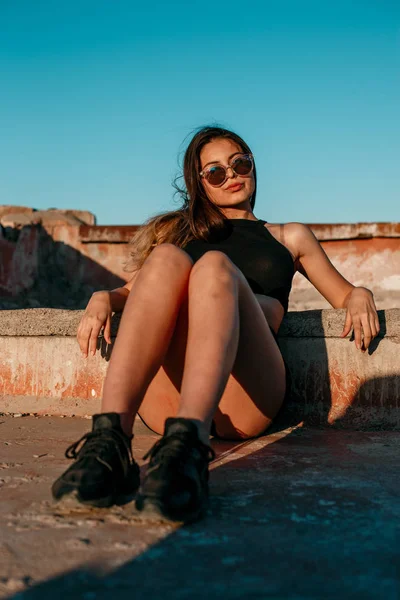 Menina Bonita Nova Shorts Pretos Top Posando Telhado Pôr Sol — Fotografia de Stock