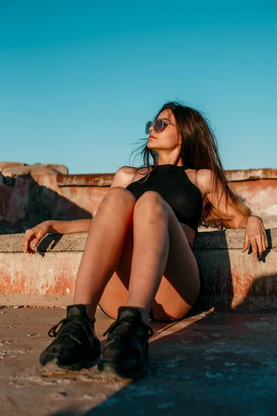 Giovane Bella Ragazza Pantaloncini Neri Top Posa Sul Tetto Tramonto — Foto Stock