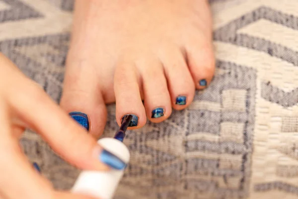 Eine Junge Kaukasische Frau Lackiert Ihre Fußnägel — Stockfoto