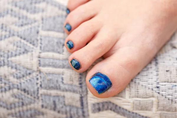 Young Caucasian Woman Paints Her Toenails — Stock Photo, Image