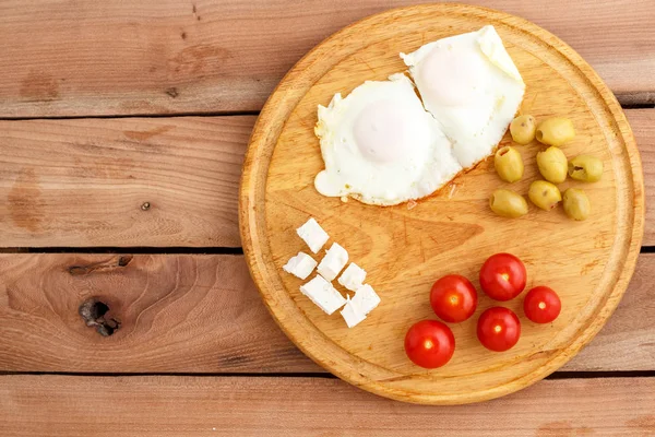 Desayuno Huevos Fritos Tomates Aceitunas Queso Plato Madera Vista Superior — Foto de Stock