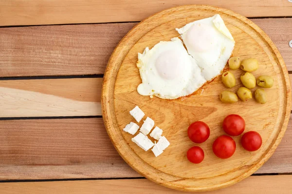 Desayuno Huevos Fritos Tomates Aceitunas Queso Plato Madera Vista Superior — Foto de Stock