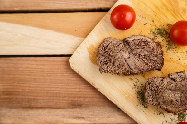 Kött Biffar Träbricka Trä Bakgrund Ovanifrån — Stockfoto