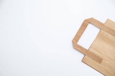 Karton çanta beyaz izole arka planda. Üstten Görünüm
