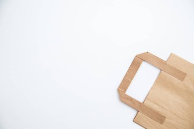 Karton çanta beyaz izole arka planda. Üstten Görünüm