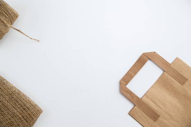 Karton çanta beyaz izole arka planda. Üstten Görünüm