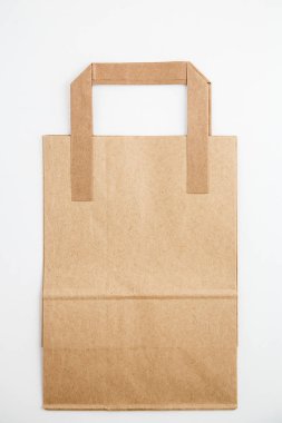 Karton çanta beyaz izole arka planda. Üstten Görünüm