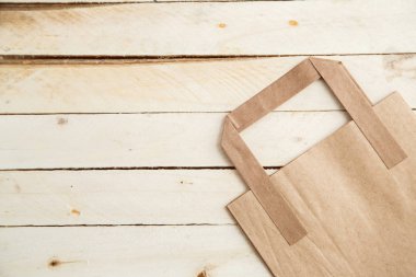 Karton çanta ahşap izole arka plan üzerinde. Üstten Görünüm