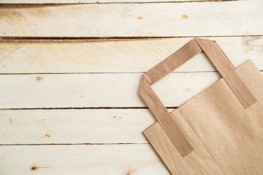 Karton çanta ahşap izole arka plan üzerinde. Üstten Görünüm
