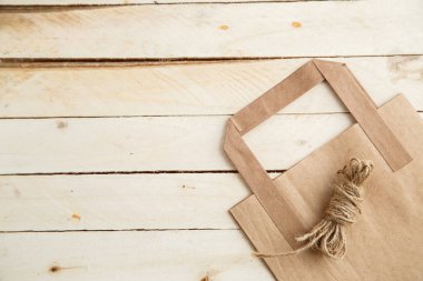 Karton çanta ahşap izole arka plan üzerinde. Üstten Görünüm