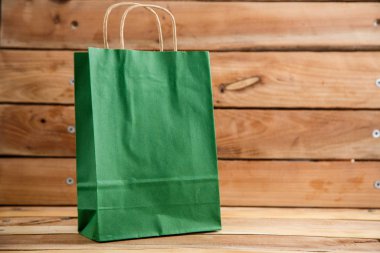 Karton çanta ahşap izole arka plan üzerinde. Önden Görünüm