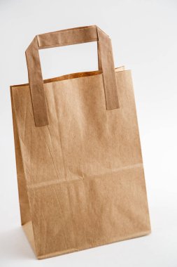 Karton çanta beyaz izole arka planda. Önden Görünüm