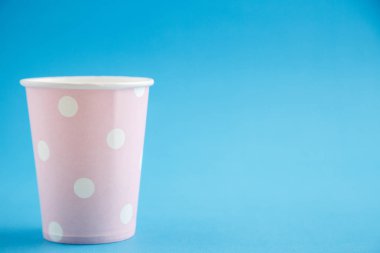 Mavi bir arka plan üzerinde izole karton tek kullanımlık bardak. Önden Görünüm