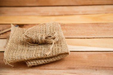 Tuval ve beyaz izole arka plan iş parçacığında bir topu