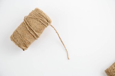 Tuval ve beyaz izole arka plan iş parçacığında bir topu