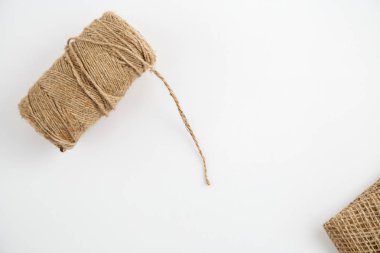 Tuval ve beyaz izole arka plan iş parçacığında bir topu